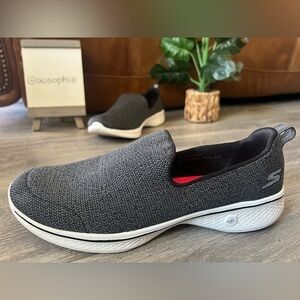 Skechers Performance Goga Max Go Walk Sneakers in Heather Grey. Size 8.5